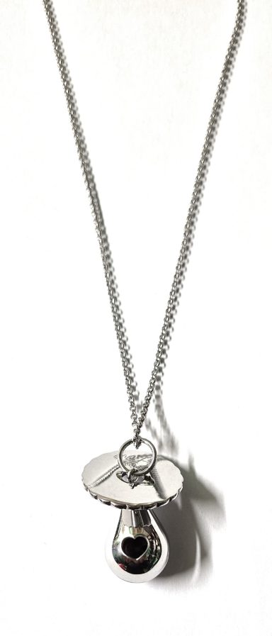 Collana con pendente a forma di ciuccio, in metallo argentato e dettagli neri.